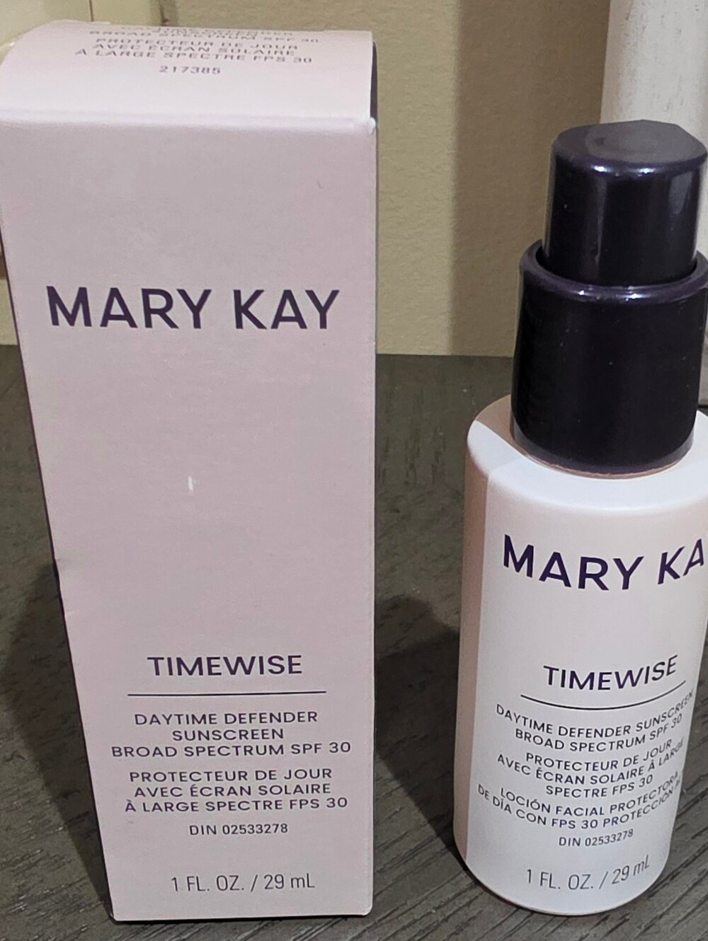 Mary Kay TimeWise Daytime Defender Sunscreen SPF 30 - Light Pink & Black